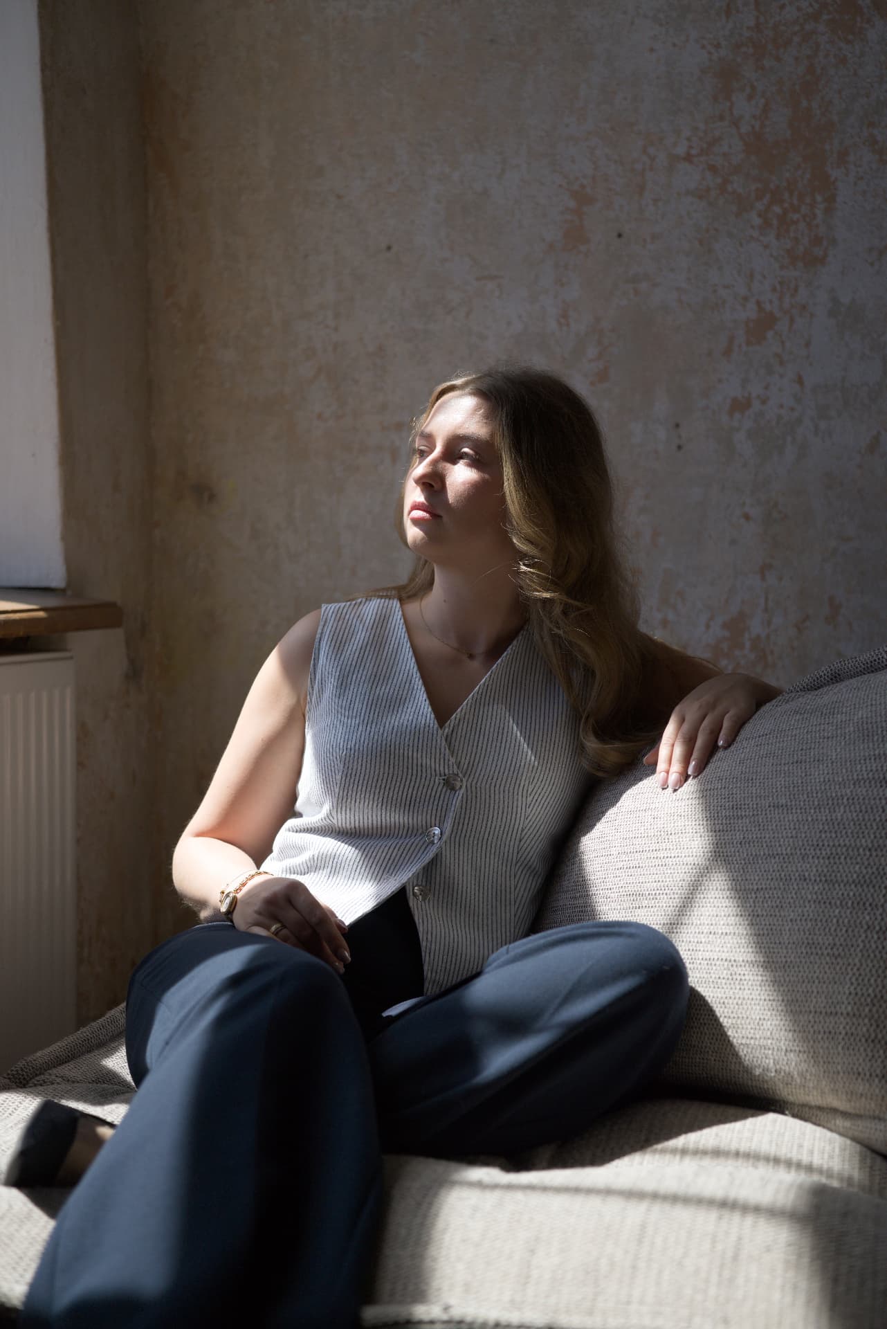 Kinga Michalczuk-Domańska w pracowni, w naturalnym świetle przy przeszkleniu